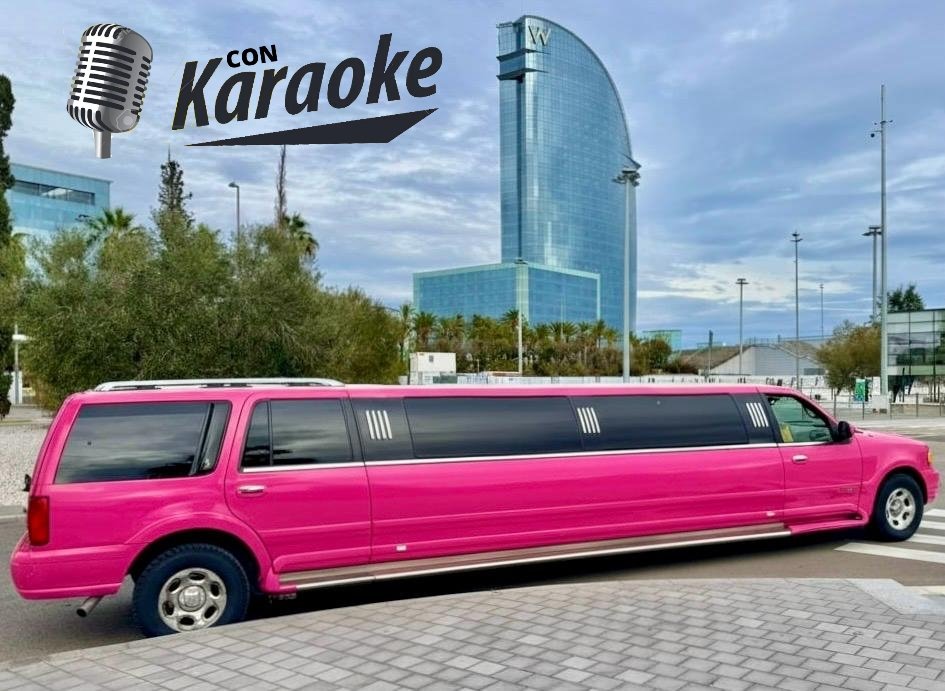 Limusina rosa Hummer NAVIGATOR recorriendo la ciudad de Barcelona 