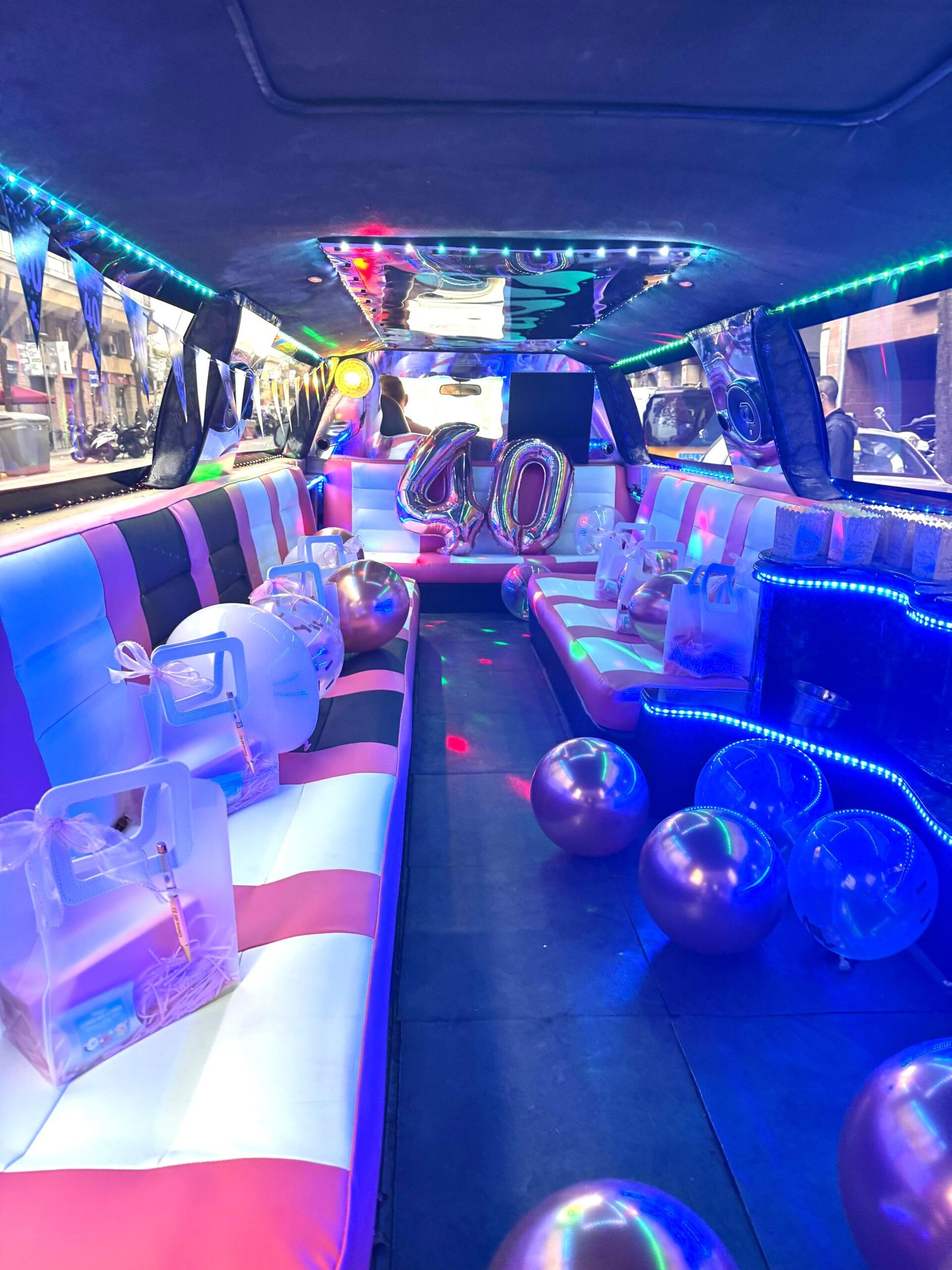 Celebración de 40 cumpleaños dentro de la limusina Hummer rosa La Barbie Navigator, con cava, karaoke y decoración especial en Barcelona.