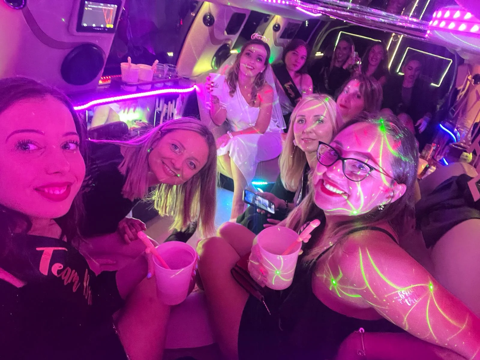 Clientes disfrutando dentro de la limusina Ford Hummer con karaoke en Barcelona."<br />
