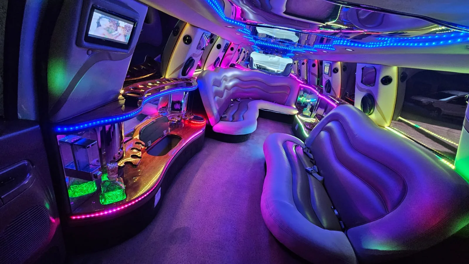 Interior de limusina Ford Hummer blanca para 12 personas con karaoke en Barcelona."<br />
