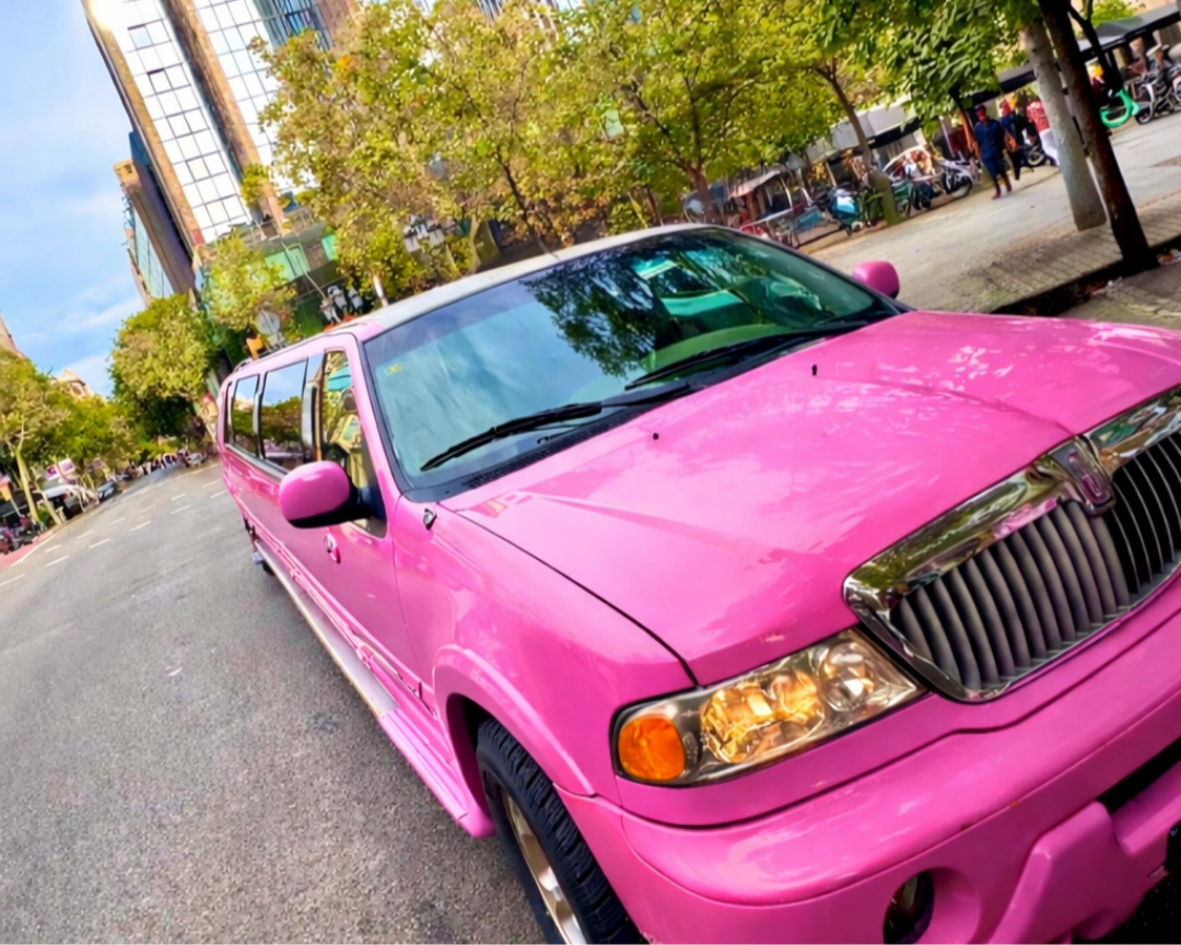 Limusinas-Rosas Limusina Hummer rosa La Barbie Navigator recorriendo las calles de Barcelona, modelo de lujo único con sofá cama y capacidad para 12 personas.