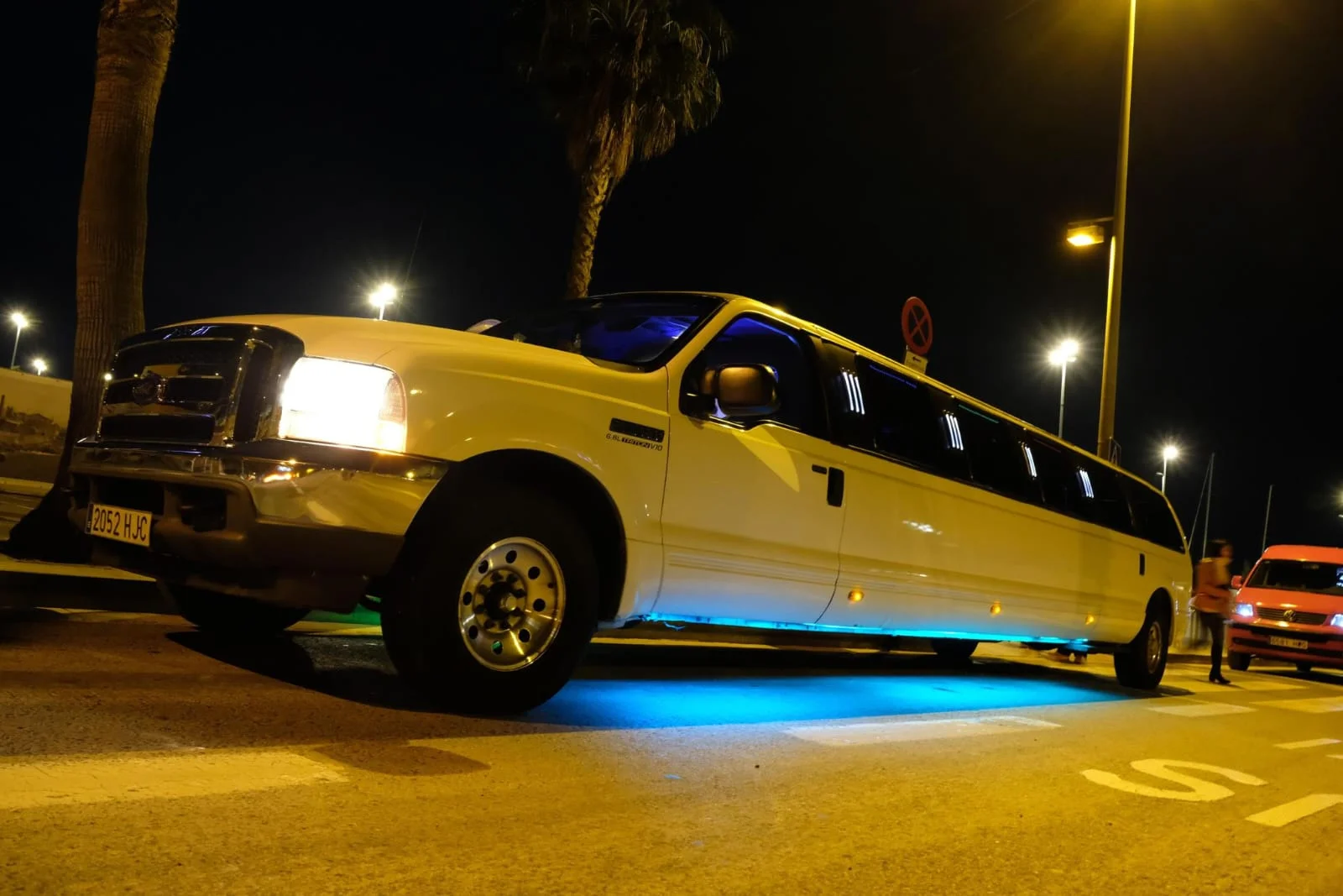 Limusina Ford Hummer blanca para 12 personas con karaoke en Barcelona.