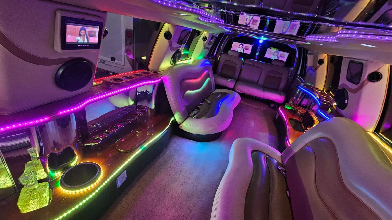 Otro ángulo del interior de la limusina Ford Hummer para 12 personas con karaoke."<br />
