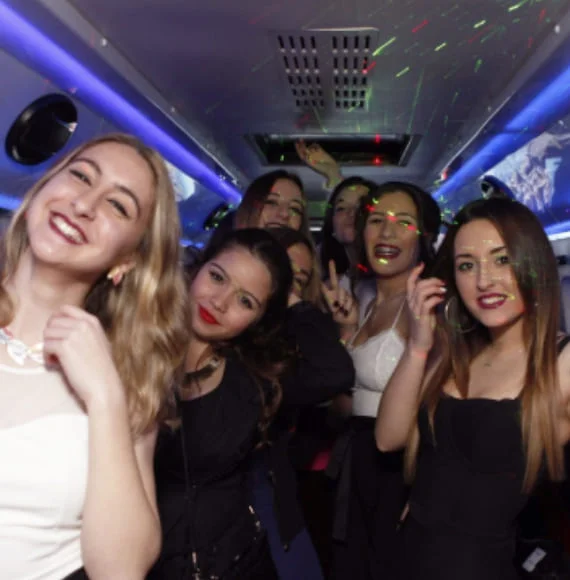 Niñas de 15 años sonriendo en una fiesta, rodeadas de globos y pastel.